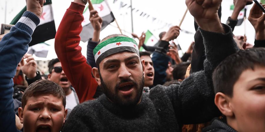 Syrische Menschen demonstrierten erst kürzlich gegen das Regime anlässlich des 12. Jahrestages der syrischen Revolution. Foto: Anas Alkharboutli/dpa