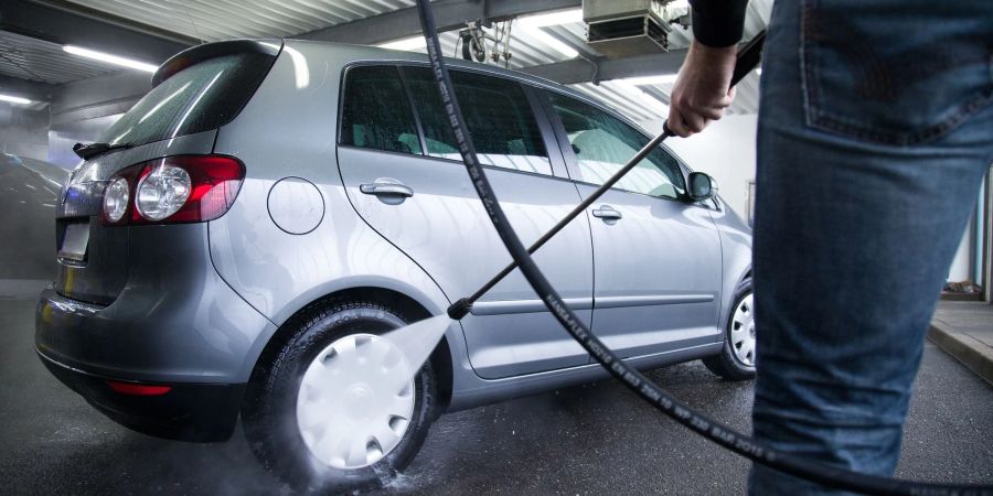 Zum Themendienst-Bericht vom 13. März 2023: Wasser marsch: Für die Autowäsche fährt man am besten in die Waschanlage oder eine Waschbox.