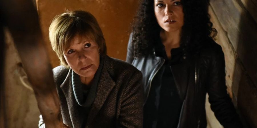 «Kommissarin Lucas: Du bist mein»: Kommissarin Lucas (Ulrike Kriener, l.) und ihre Kollegin Betty Sedlacek (Claudia Kottal) ahnen noch nicht, was sie auf dem Dachboden eines leer stehenden Hofes erwartet.