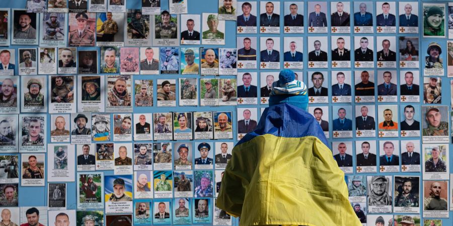 Eine Gedenkmauer erinnert in der Hauptstadt Kiew an die gefallenen ukrainischen Soldaten.