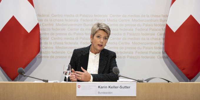 Bundesrätin Karin Keller-Sutter spricht an einer Medienkonferenz zum Voranschlag 2024 mit integriertem Aufgaben- und Finanzplan 2025 - 2027, am 15. Februar 2023, im Medienzentrum Bundeshaus in Bern. Bundesrat Keller-Sutter