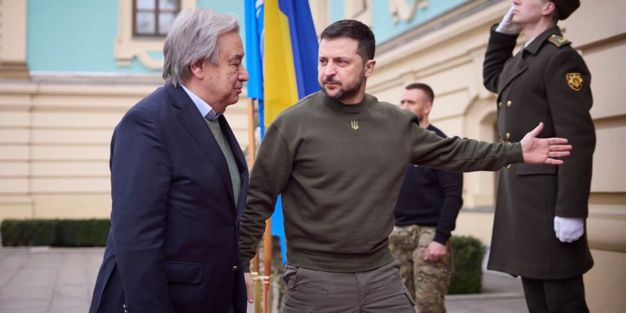 Der ukrainische Präsident Wolodymyr Selenskyj empfängt UN-Generalsekretär António Guterres in Kiew.