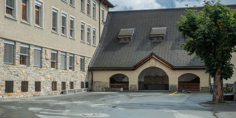 Das Gemeindeschulhaus von Scuol im Unterengadin.