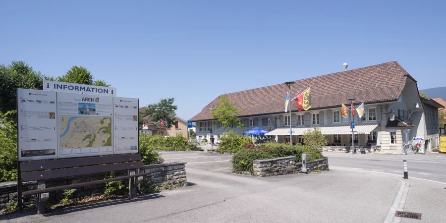 Die Infotafel der Gemeinde und das Restaurant Arche an der Solothurnstrasse in Arch.