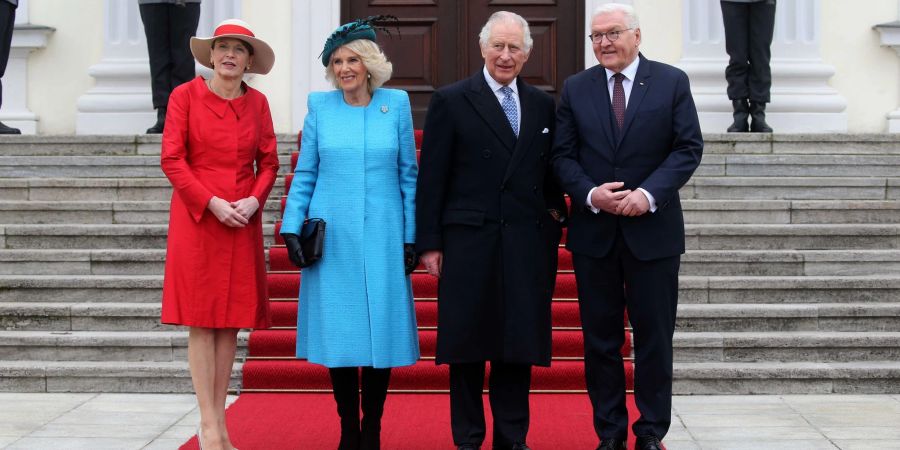 König Charles III. (2.v.r) und Königsgemahlin Camilla (2.v.l) werden am Schloss Bellevue von Bundespräsident Frank-Walter Steinmeier und seiner Frau Elke Büdenbender begrüsst.