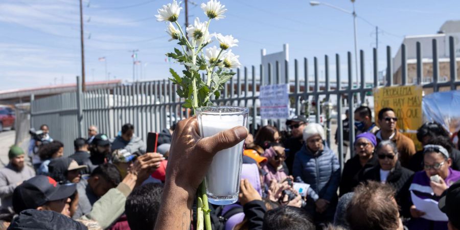 Menschen trauern vor einer Sammelstelle für festgenommene Migranten, wo bei einem Brand mehrere Menschen ums Leben gekommen waren.