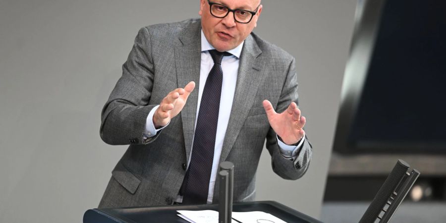 Unions-Innenexperte Alexander Throm (CDU) hat Kanzler Scholz (SPD) Untätigkeit angesichts der Probleme der Kommunen bei der Unterbringung von Migranten vorgeworfen.