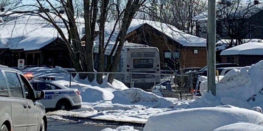 Bus an der Kita in Laval