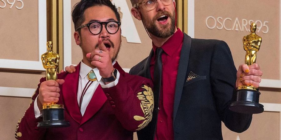 Daniel Kwan (l.) und Daniel Scheinert mit ihren Oscars für «Everything Everywhere All at Once».