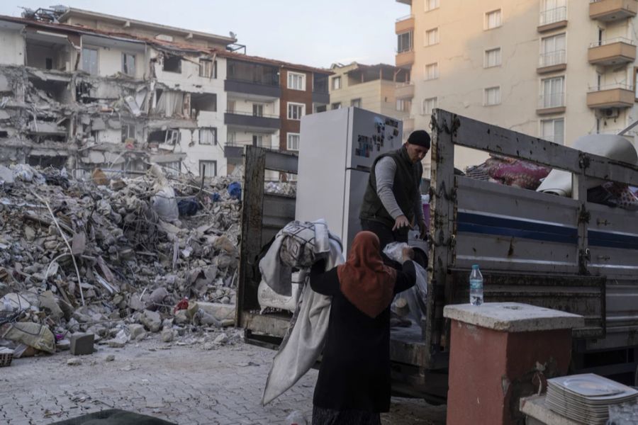 Eine Familie verlädt ihr Hab und Gut nach den schweren Erdbeben in der Türkei.