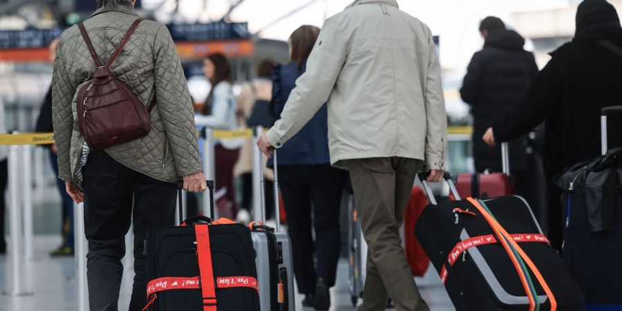 flughafen reisende ältere menschen