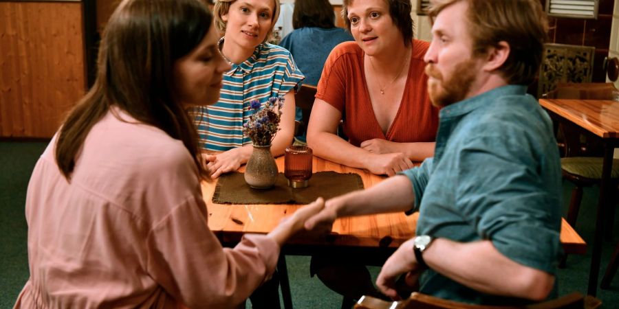 Die Freundinnen Melanie (Annett Sawallisch, 3.v.l.), Anja (Alina Levshin) und Lydia (Claudia Eisinger, l) treffen in der Dorfkneipe auf Pastor Knut (Benjamin Kramme).