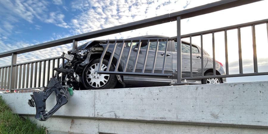 Wohlen: Bei Selbstunfall in Brückengeländer geprallt