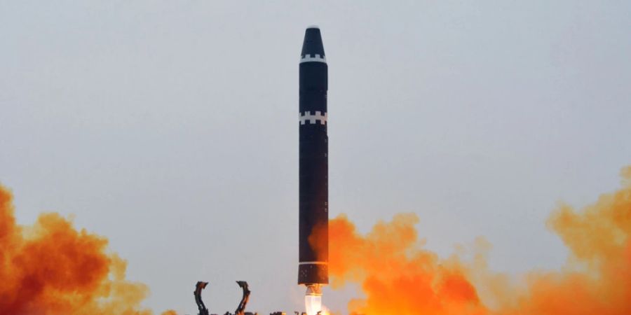 HANDOUT - Eine ballistische Interkontinentalrakete startet auf dem internationalen Flughafen von Pjöngjang. Foto: -/kcna/dpa