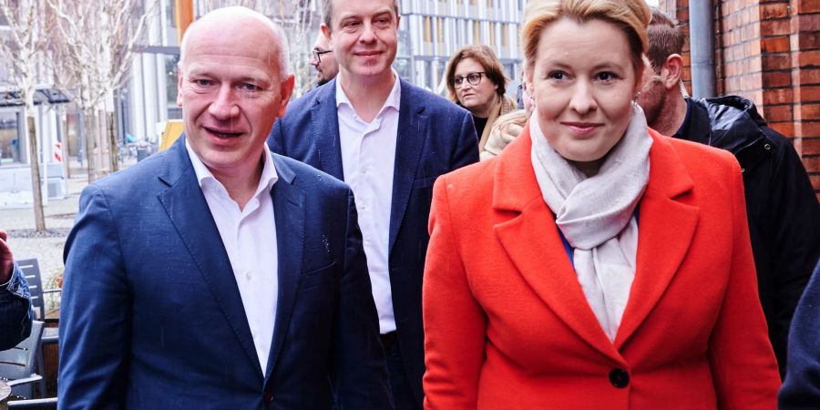 CDU-Landesvorsitzender Kai Wegner (l) und Regierende Bürgermeisterin Franziska Giffey kommen zu Sondierungsgesprächen zusammen.