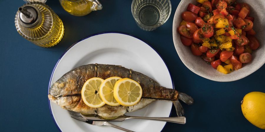 Bei einer ketogenen Ernährung stehen gesunde Fette im Vordergrund - zum Beispiel aus Fisch.