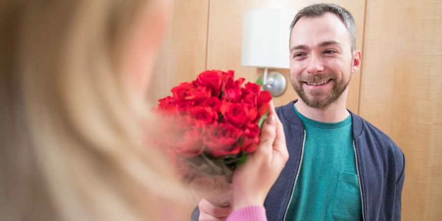 «Ich liebe dich»: Rote Rosen sind der Geschenkklassiker für den Valentinstag am 14. Februar.