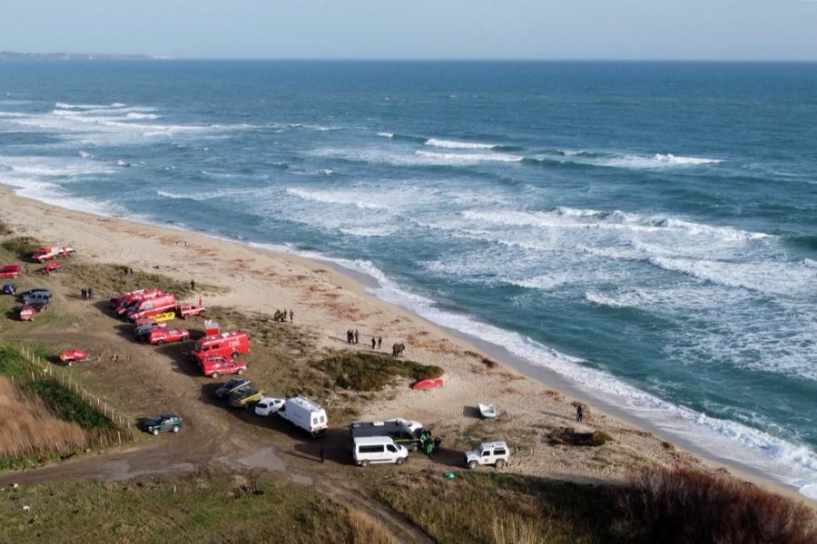 Zahlreiche Rettungskräfte suchen in Steccato di Cutro (I) nach dem Bootsunglück den Strand ab.