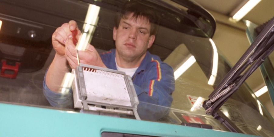 Diese Geräte für die Erfassung der Leistungsabhängigen Schwerverkehrsabgabe - hier vor der Einführung der LSVA im Jahr 2001 - haben bald ausgedient. (Archivbild)
