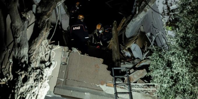 Helfer suchen im türkischen Antakya nach Überlebenden Helfer suchen im türkischen Antakya nach Überlebenden