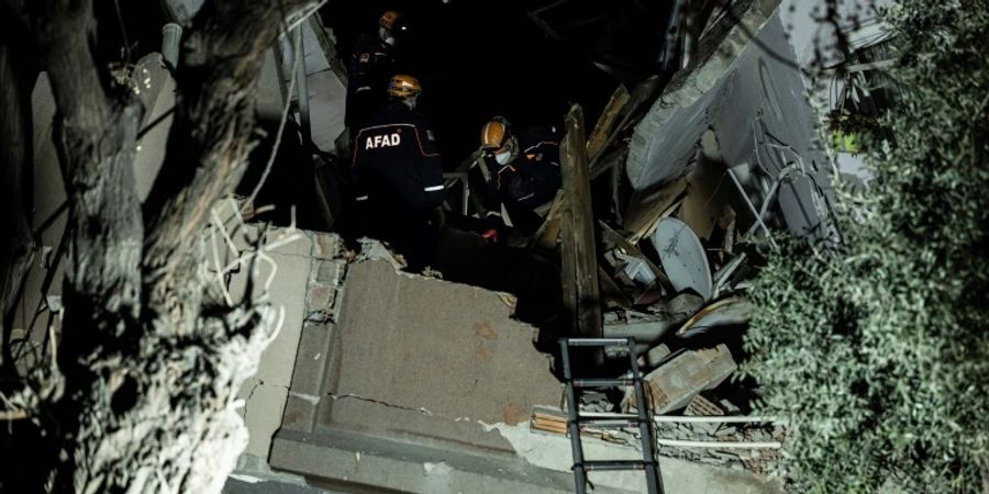 Helfer suchen im türkischen Antakya nach Überlebenden