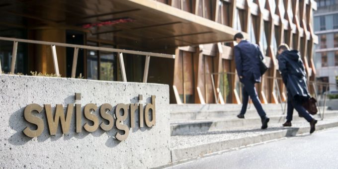 Zwei Männer laufen in das Gebäude des nationalen Stromnetzbetreiber Swissgrid, aufgenommen am 3. April 2019 in Aarau. (Archivbild) Swissgrid
