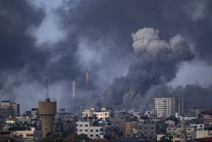 Rauch über dem Gazastreifen, nachdem wiederholt israelische Raketen eingeschlagen haben. israel krieg