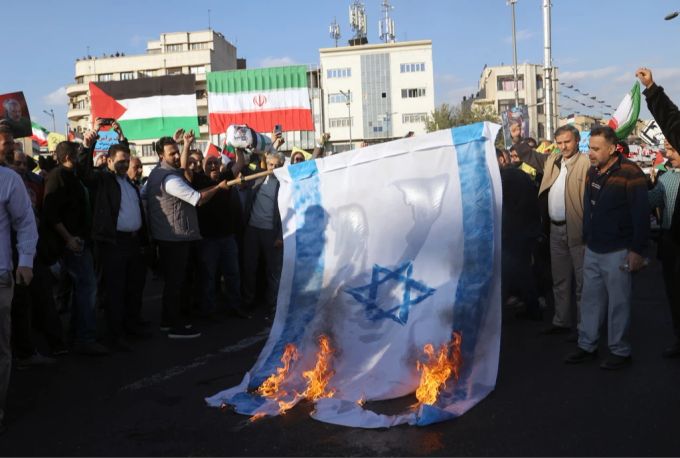Demonstrierende an einer anti-israelischen Kundgebung im Iran verbrennen eine Israel-Flagge. (Symbolbild) Professorin Universität Zürich Iran