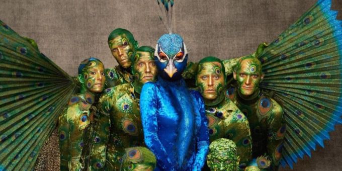 Mit zehn Helfern - Heidi Klum feiert Halloween als schillernder Pfau