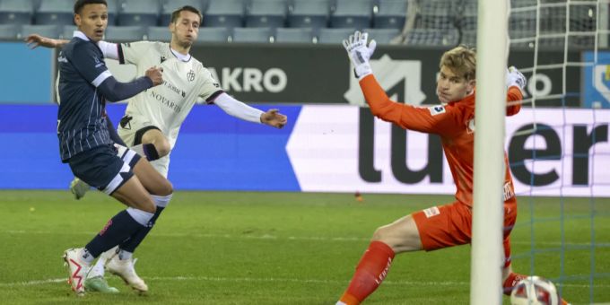 Hier erzielt Jonathan Dubasin vom FC Basel den einzigen Treffer des Spiels. FC Basel