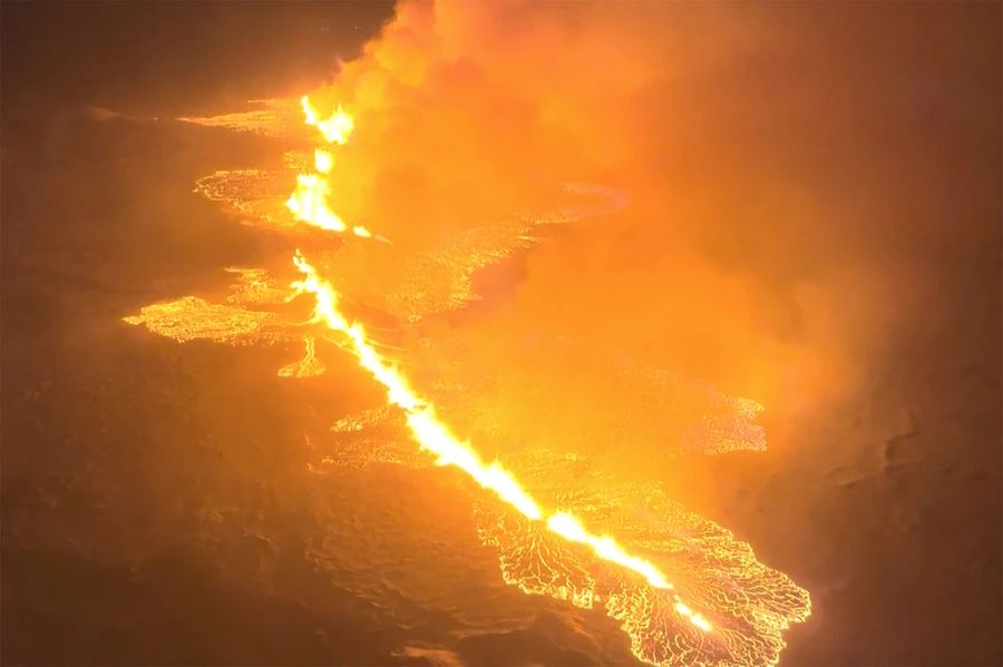 Auf der isländischen Reykjanes-Halbinsel kam es am späten Montagabend zu einem Vulkanausbruch.