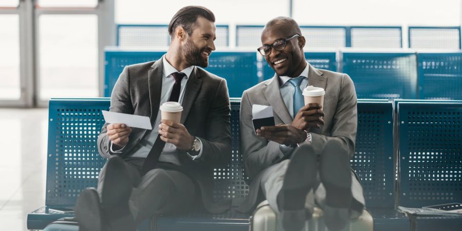 Männer Flughafen Kaffee Bank