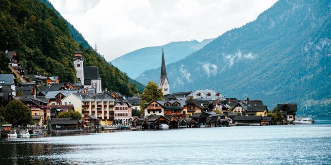 Idylle am See: Hallstatt in Oberösterreich ist weltberühmt. Hallstatt, Österreich
