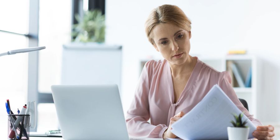 Frau Büro Laptop Dokumente