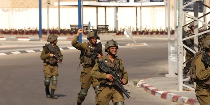 Israelische Soldaten sichern das Gebiet nach den Angriffen der Hamas. Israel Krieg