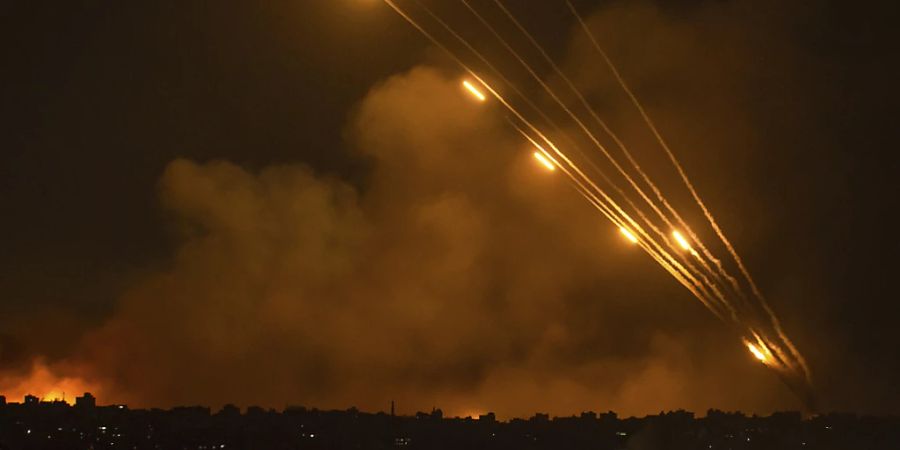 Raketen fliegen aus dem Gaza-Streifen in Richtung Israel: Reiseveranstalter canceln nun die Trips ins Land.