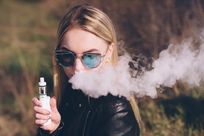 Mädchen raucht E-Zigarette
