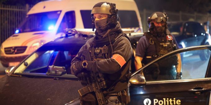 Polizeikräfte sichern das Gelände, während die Fans aus dem Stadion evakuiert werden, nachdem das UEFA-Qualifikationsspiel der Gruppe F der UEFA EURO 2024 zwischen Belgien und Schweden in Brüssel abgebrochen wurde. Polizei in Brüssel