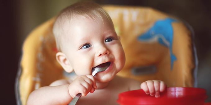 Im ersten Lebensjahr machen Babys riesige Fortschritte in der Ernährung. Baby isst Brei.