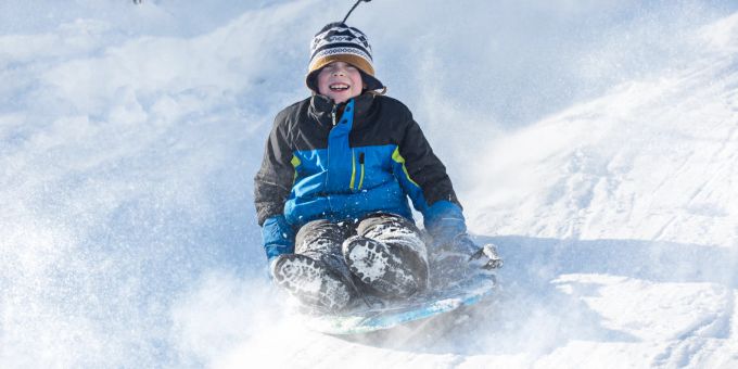 Rodeln kann Kindern und Erwachsenen gleichermassen unglaublich viel Freude bereiten. Rodeln, Schlitten, Schnee