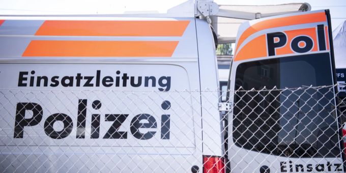 In Luzern sollen künftig Menschen nicht mehr bei jedem Polizeitransport gefesselt werden dürfen – mittlerweile wird das auch in Zug gefordert. Luzern Polizei