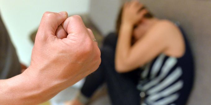 Die Frau litt jahrelang psychisch und physisch wegen den Aggressionen ihres Ehemannes. Häusliche Gewalt