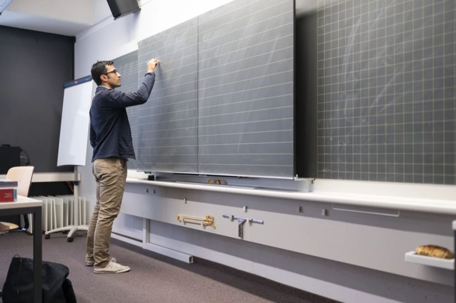 Der Klassenlehrer ist der Meinung, dass das Niveau B die richtige Einteilung für den Jungen ist. (Symbolbild)