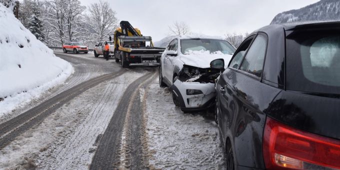 Peist GR: Frontalkollision auf schneebedeckter Fahrbahn. Peist GR