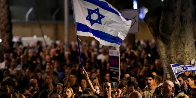 Menschen nehmen in Tel Aviv an einer Solidaritätskundgebung für die von der Hamas entführten Geiseln teil. Menschen nehmen in Tel Aviv an einer Solidaritätskundgebung für die von der Hamas entführten Geiseln teil.