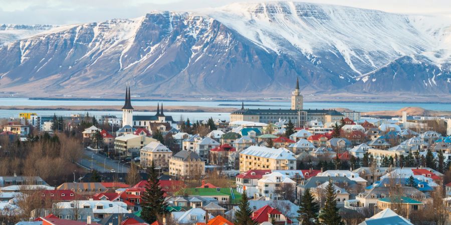 Reykjavik mit Bergen im Hintergrund.