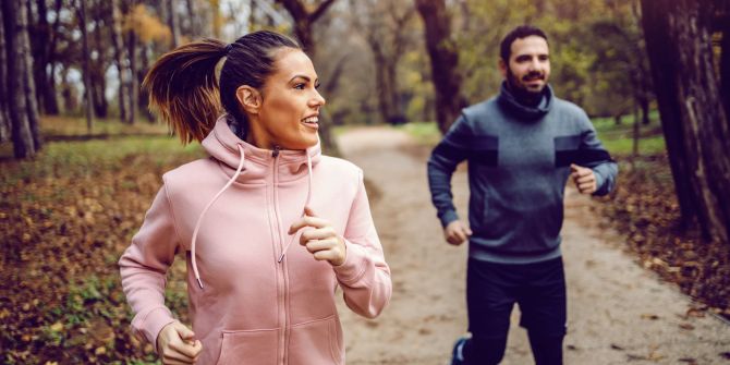 Frau und Mann beim Joggen im Wald