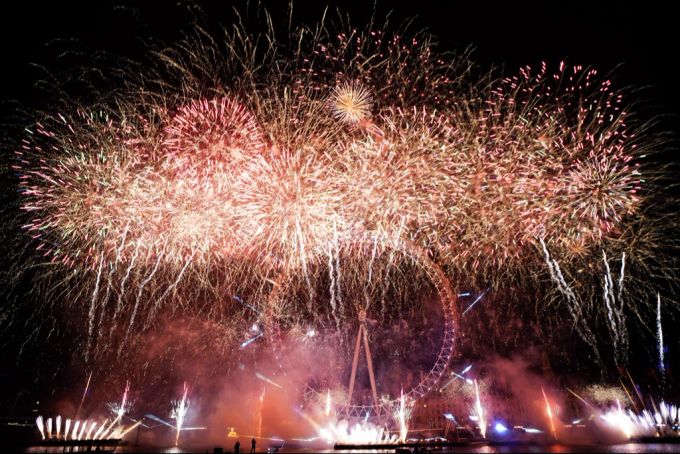 Mit einem riesigen Feuerwerk feiert London den Jahreswechsel. London