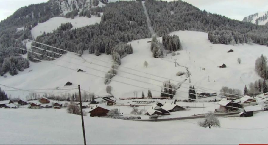 Einen Tag danach sieht es in Jaun FR wieder winterlich aus.