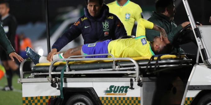 Neymar wird unter Tränen mit der Barre vom Platz gefahren. Neymar